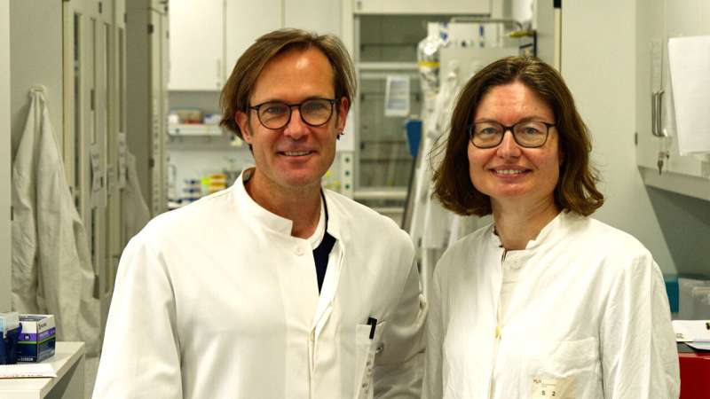 Dr. Thomas Pietschmann and Dr. Sibylle Haid in the lab.