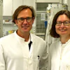 Dr. Thomas Pietschmann and Dr. Sibylle Haid in the lab.