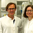 Dr. Thomas Pietschmann and Dr. Sibylle Haid in the lab.