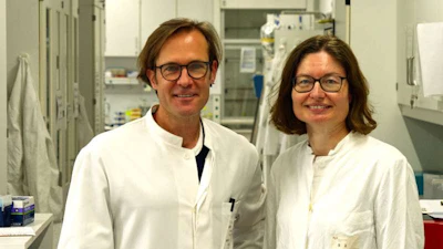 Dr. Thomas Pietschmann and Dr. Sibylle Haid in the lab.
